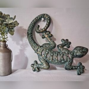 Great, Unique Cast Iron Gecko Sculpture - Painted Patina Green w/ Gold